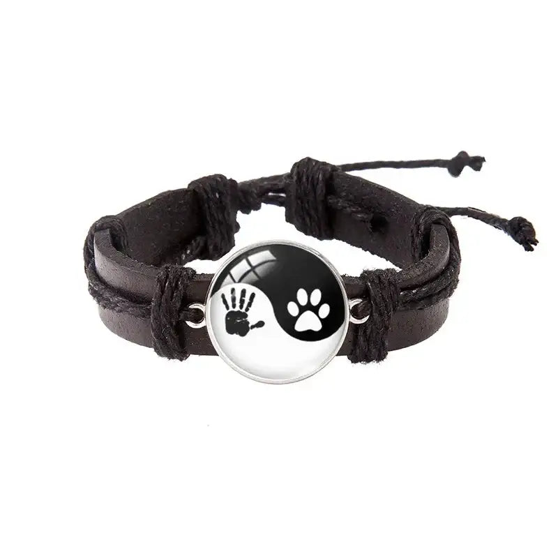 Bracelet Yin-Yang: Équilibre Universel (Cuir) - Main